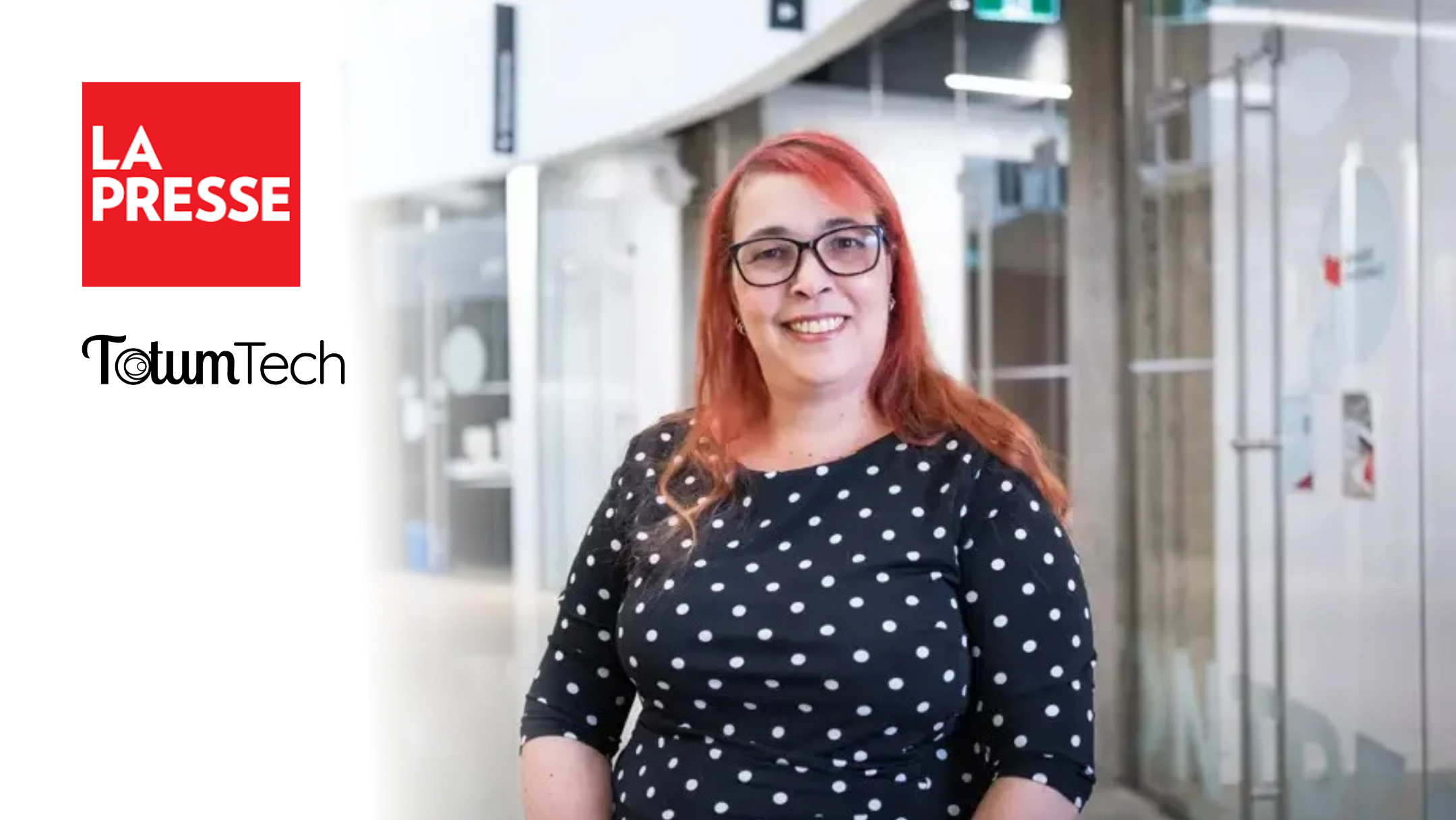 Maria Julia Guimaraes, PDG de Totum Tech, sourit dans un couloir de bureau moderne. Elle porte des lunettes et une robe noire à pois blancs. À gauche de l’image, on voit les logos de La Presse et de Totum Tech.