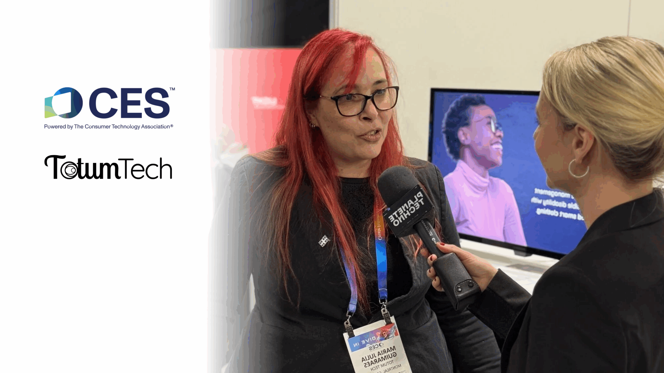 Maria Julia Guimaraes, PDG de Totum Tech, interviewée par Planète Techno lors du CES 2025. Elle porte des lunettes et un blazer noir, tenant un micro marqué Planète Techno, avec les logos du CES et de Totum Tech visibles à gauche.